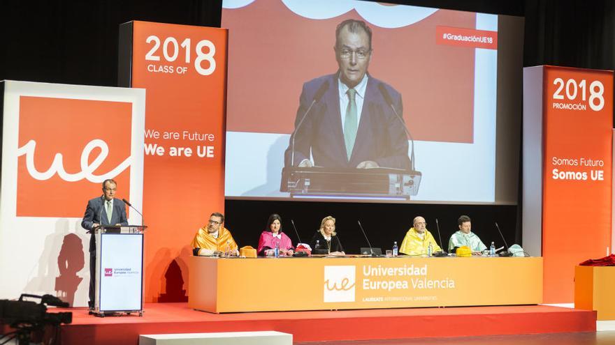 Salvador Navarro, presidente de la CEV, fue el padrino del acto de graduación de la Universidad Europea de Valencia.