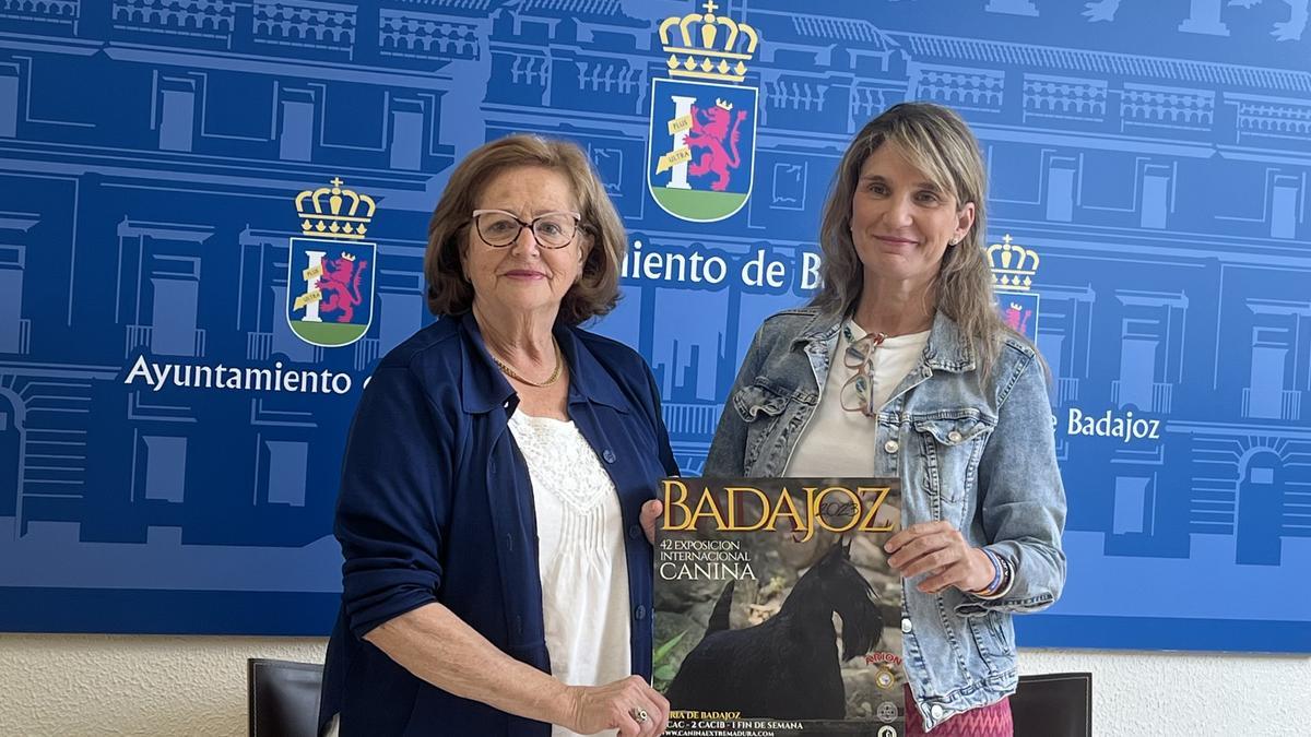 Carme Gil y Blanca Subirán en la presentación de la 42 Exposición Canina.