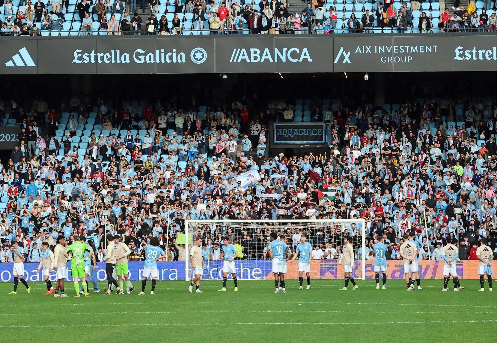 La afición celeste ante el Girona, en imágenes