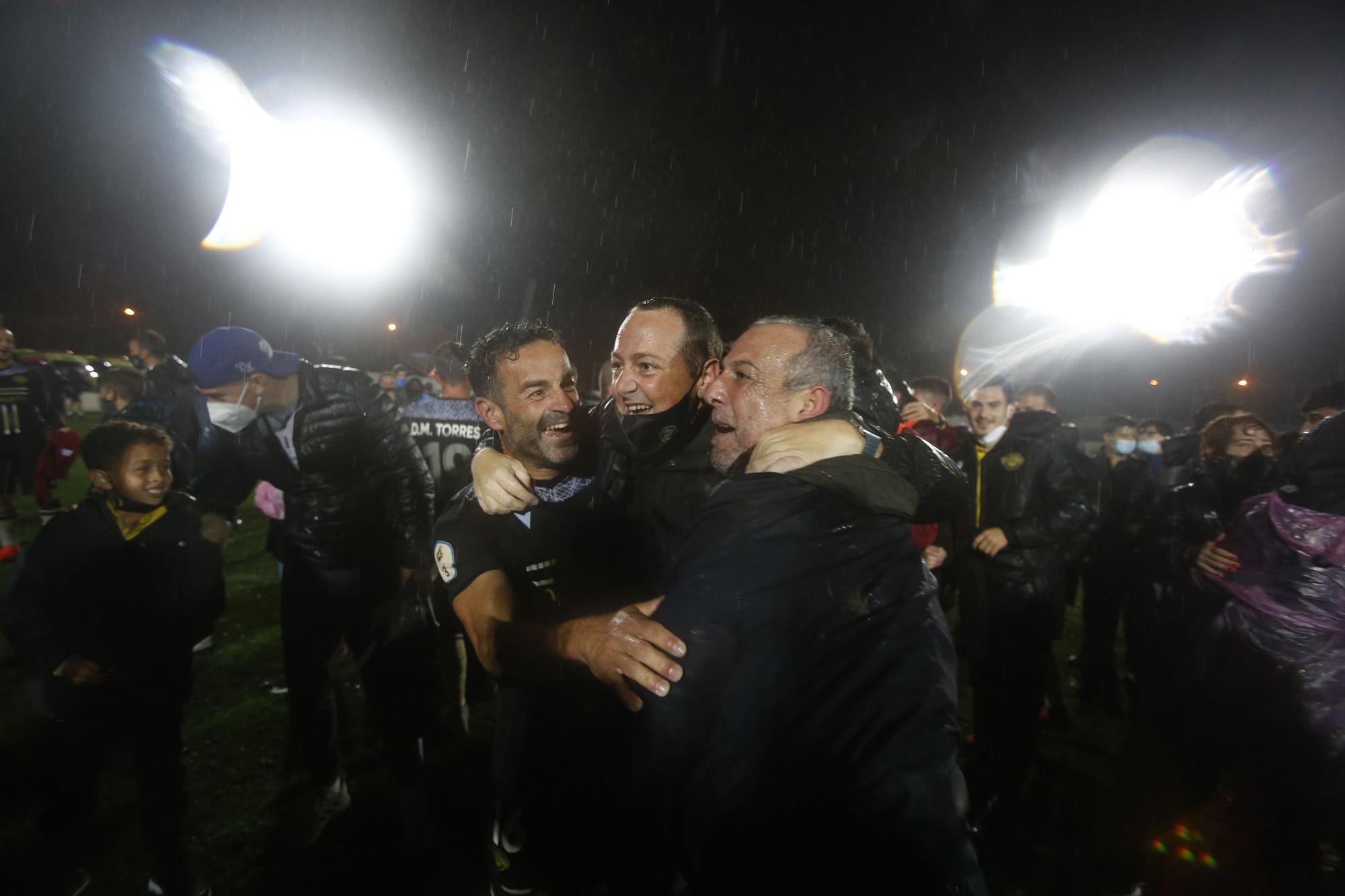 Directivos y jugadores del Intercity celebran su ascenso a Segunda RFEF, el pasado mayo.