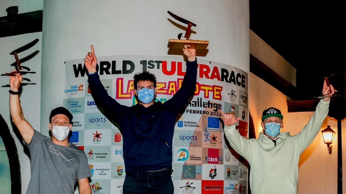 Los ganadores de la regata en el podio en Marina Rubicón.