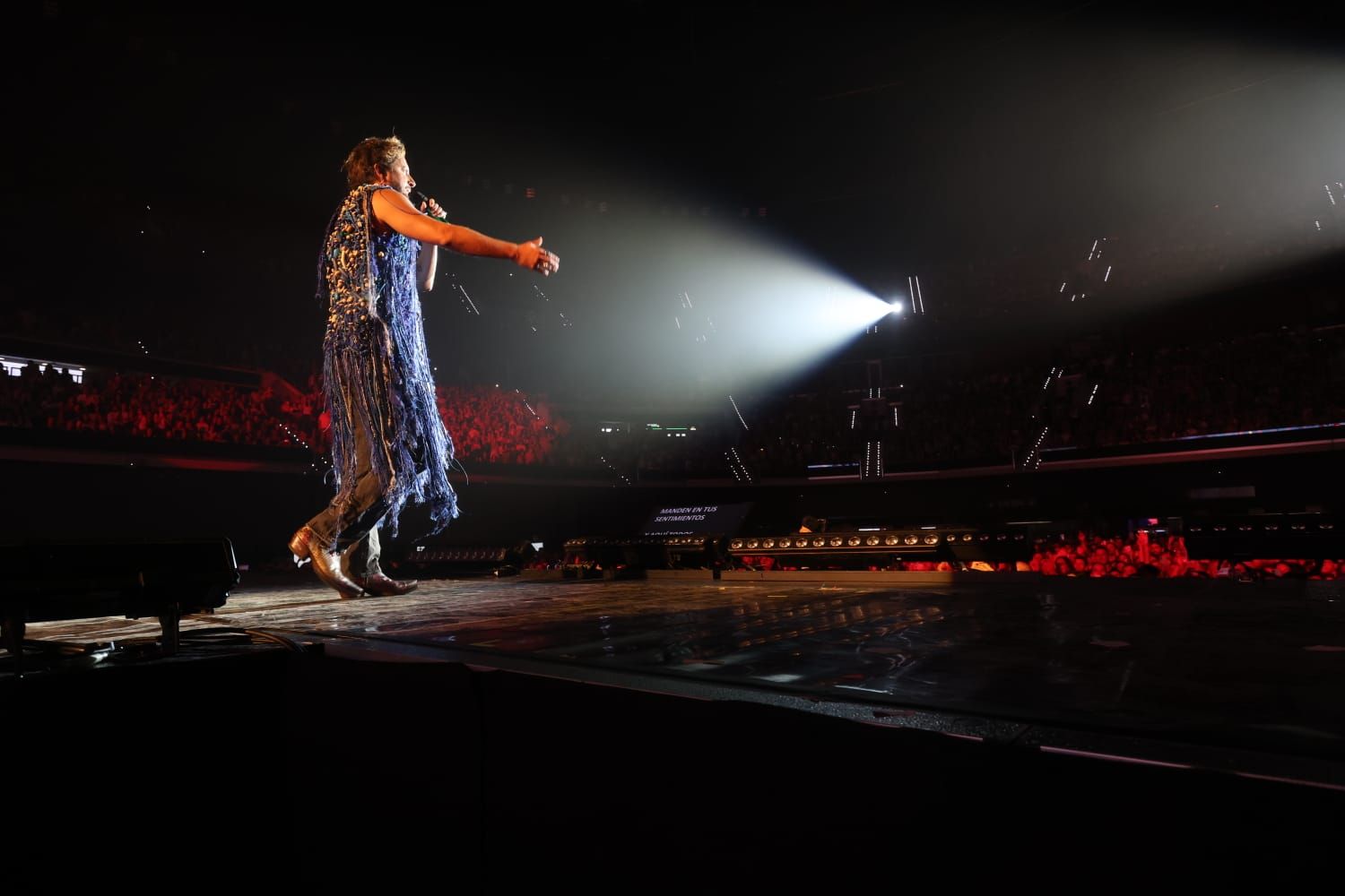 Manuel Carrasco arrebata en su concerto del Roig Arena: todas las imágenes