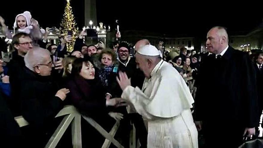 Momento en el que el Papa reprende a la mujer.