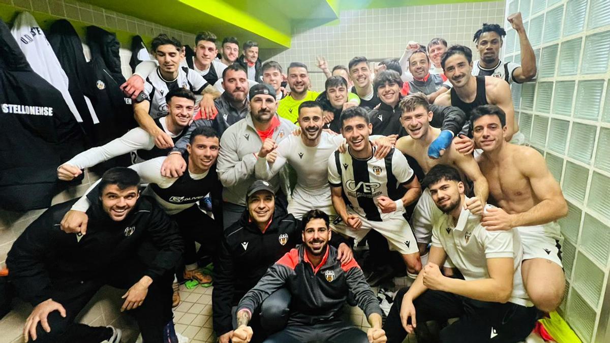 Los jugadores del Castellonense celebran la victoria al finalizar el partido.