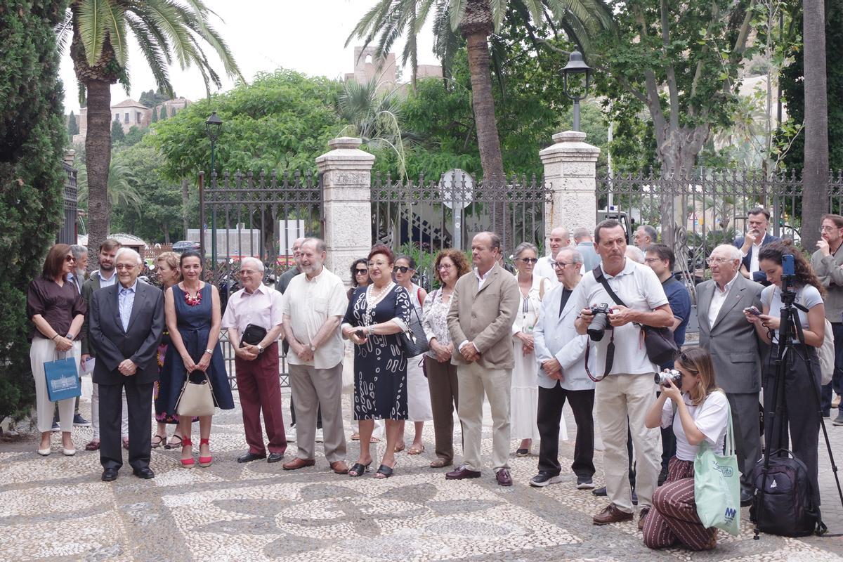 El Ayuntamiento instala un monumento en los jardines del Hospital Noble en reconocimiento al pintor Félix Revello de Toro