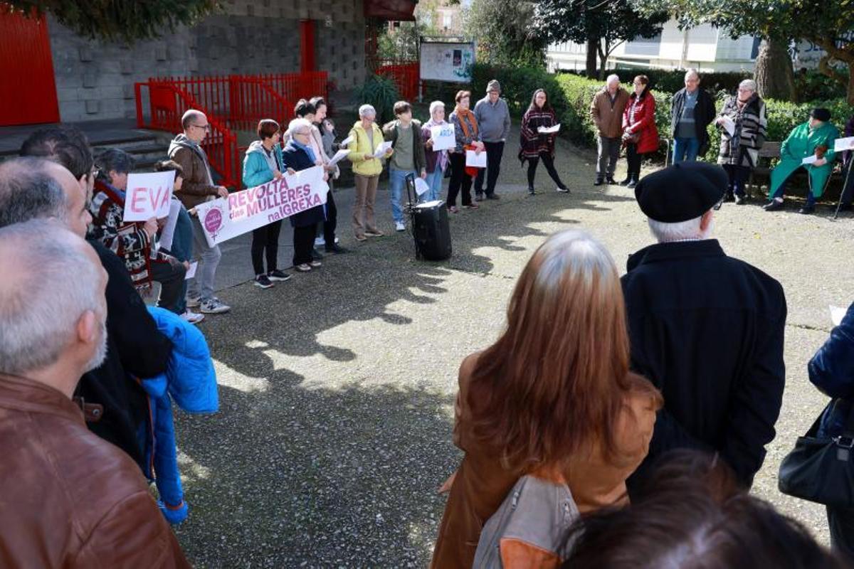 Decenas de personas concentradas frente al Cristo de la Victoria.
