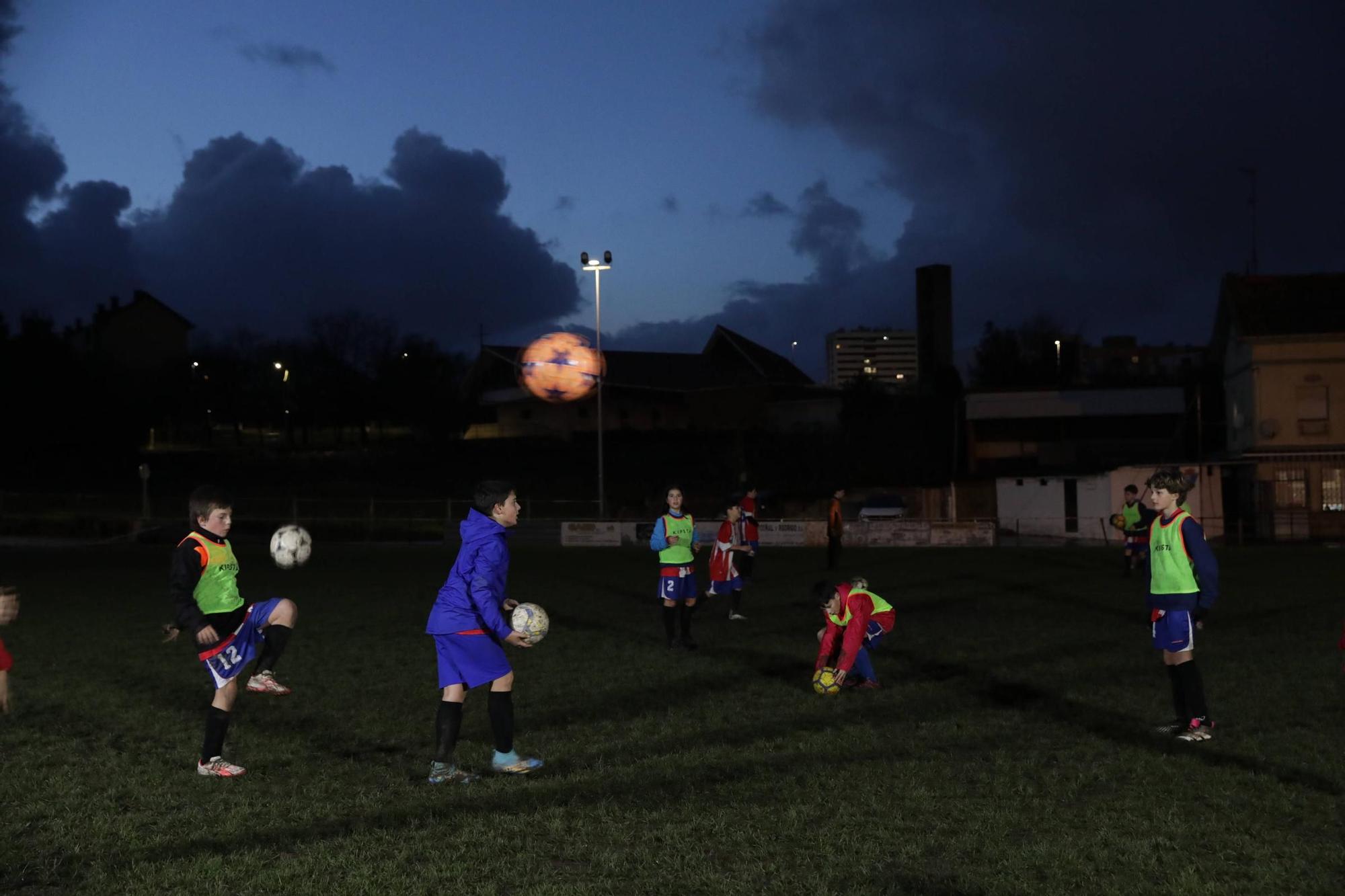 Condenados a jugar al fútbol casi a oscuras en Gijón (en imágenes)