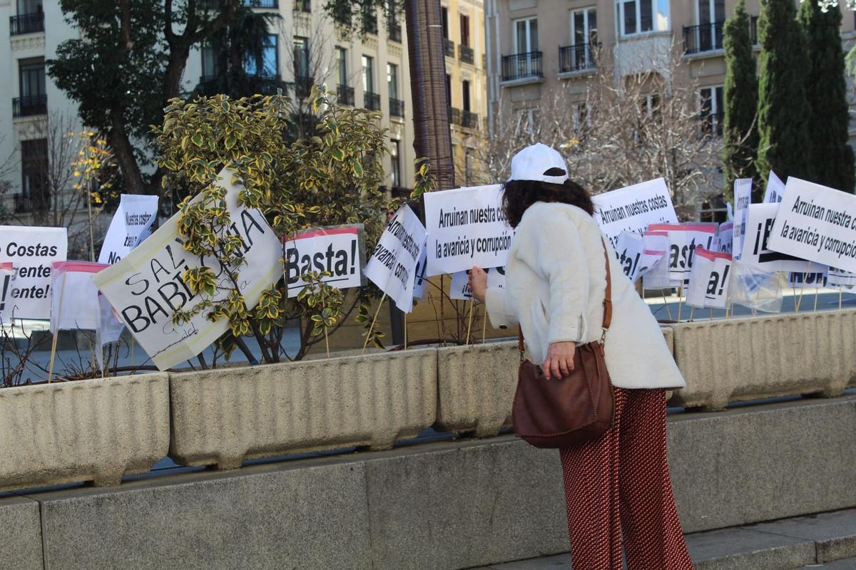 Los manifestantes quieren llamar la atención sobre, según denuncian, el abandono al que les está sometiendo Costas.