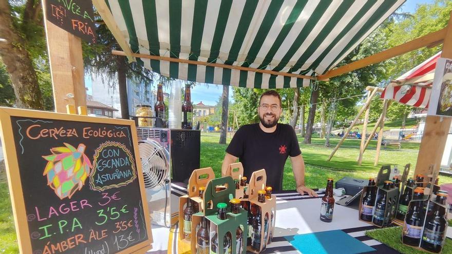 Andrés Morales y Sheila Martínez cumplen un sueño con su empresa familiar "pequeñita" que vende en ferias y mercados cerveza ecológica hecha en Grado