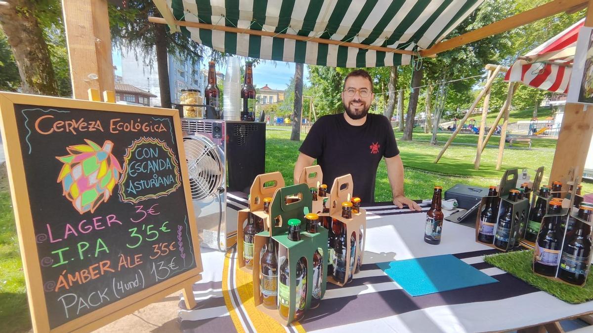 Andrés Morales, este pasado domingo, en el Mercadón de Grado, en el parque de Arriba.