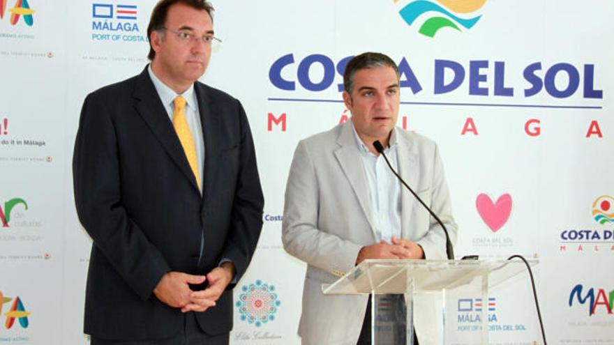 Arturo Bernal y Elías Bendodo, ayer durante la presentación de la oferta que llevará la Costa a Londres.
