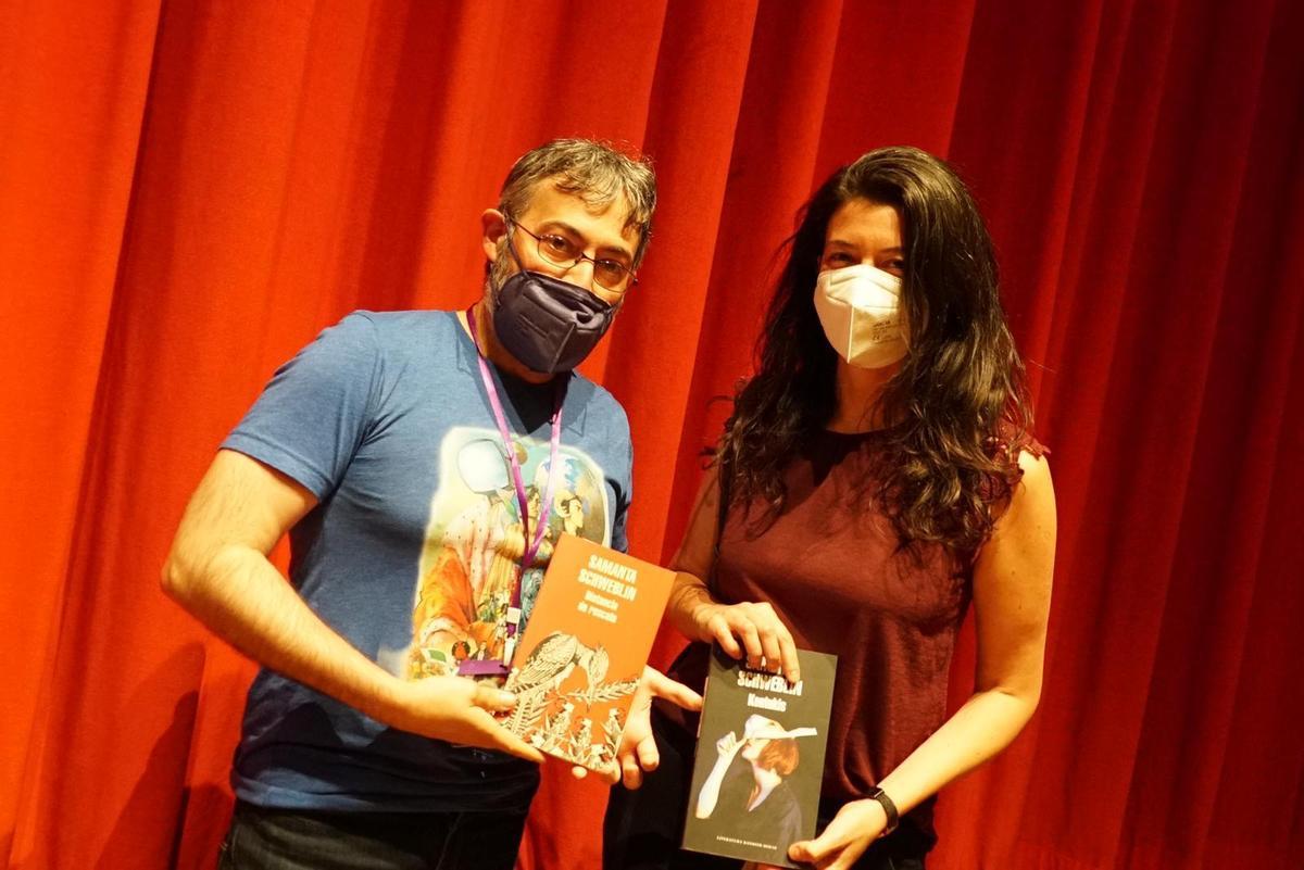 Jorge Iván Argiz y Samanta Schweblin, en el escenario del auditorio de la Casa de Cultura, en 2021.