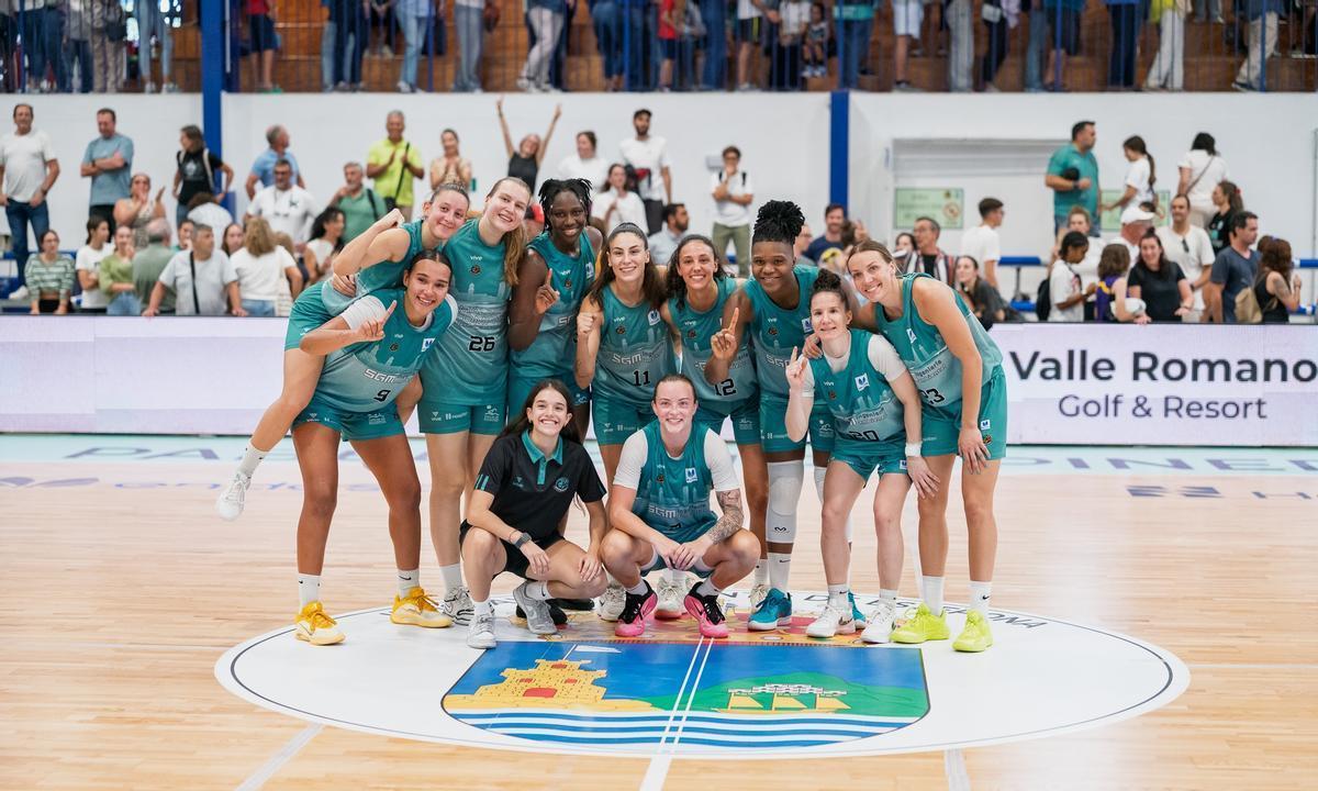 El equipo del CAB Estepona celebrando una de las victorias en la LF Endesa.