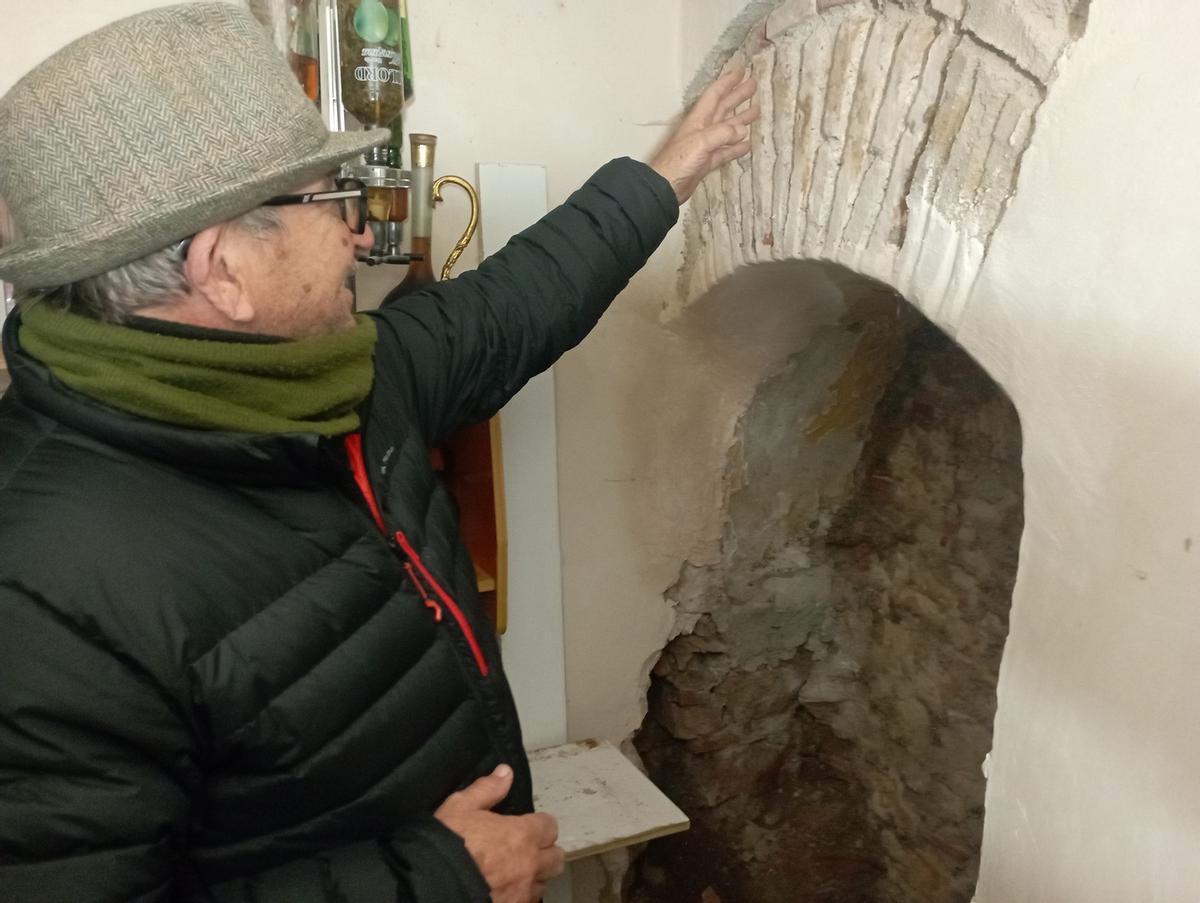 Manuel Chiquero muestra el antiguo horno para el pan.