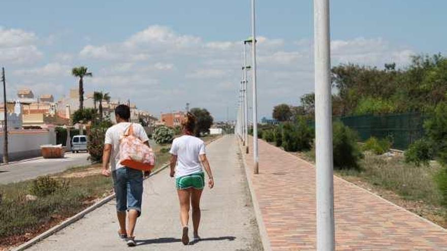 Fotografía de la vía verde por donde discurría el antiguo trazado ferroviario en Torrevieja.