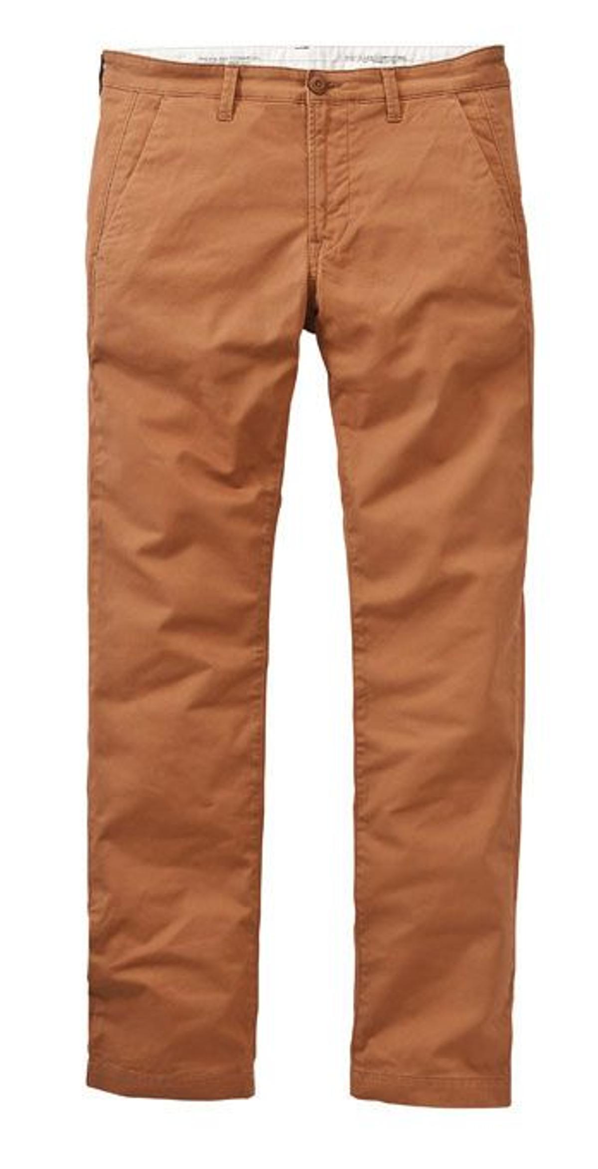Pantalones chinos Lee en color mandarina (80 €).