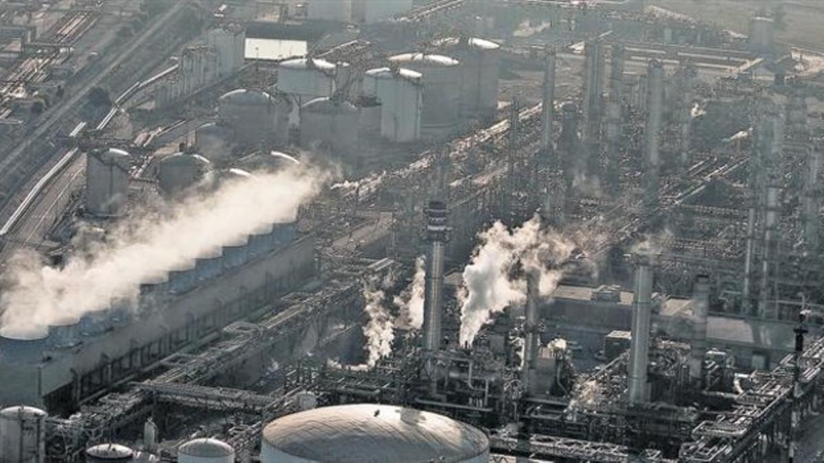 Vista aérea de la petroquímica de Tarragona, con sus chimeneas.