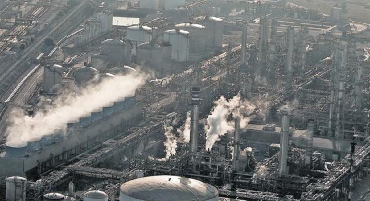 Vista aèria de la petroquímica de Tarragona, ambles seves xemeneies.