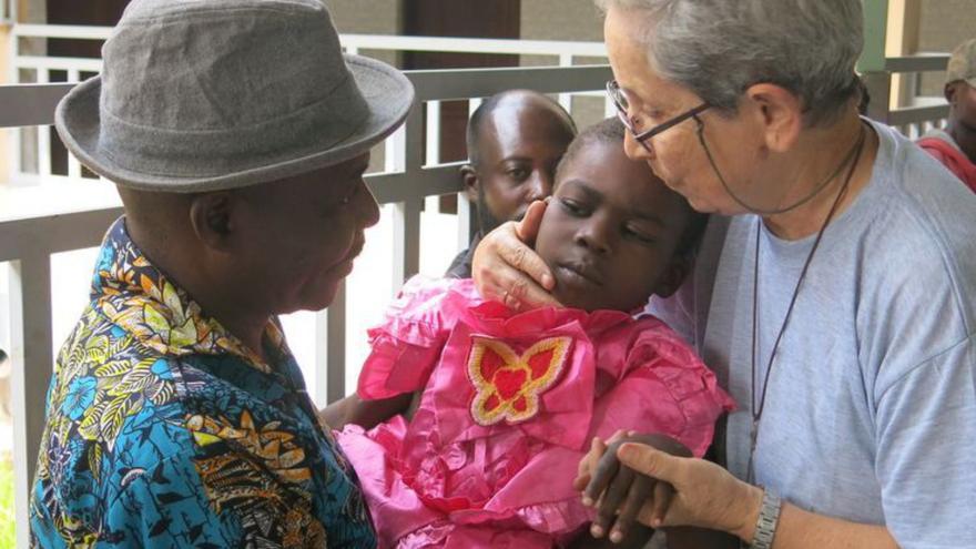 Sor Ángela, atendiendo a una niña en Kinshasa.