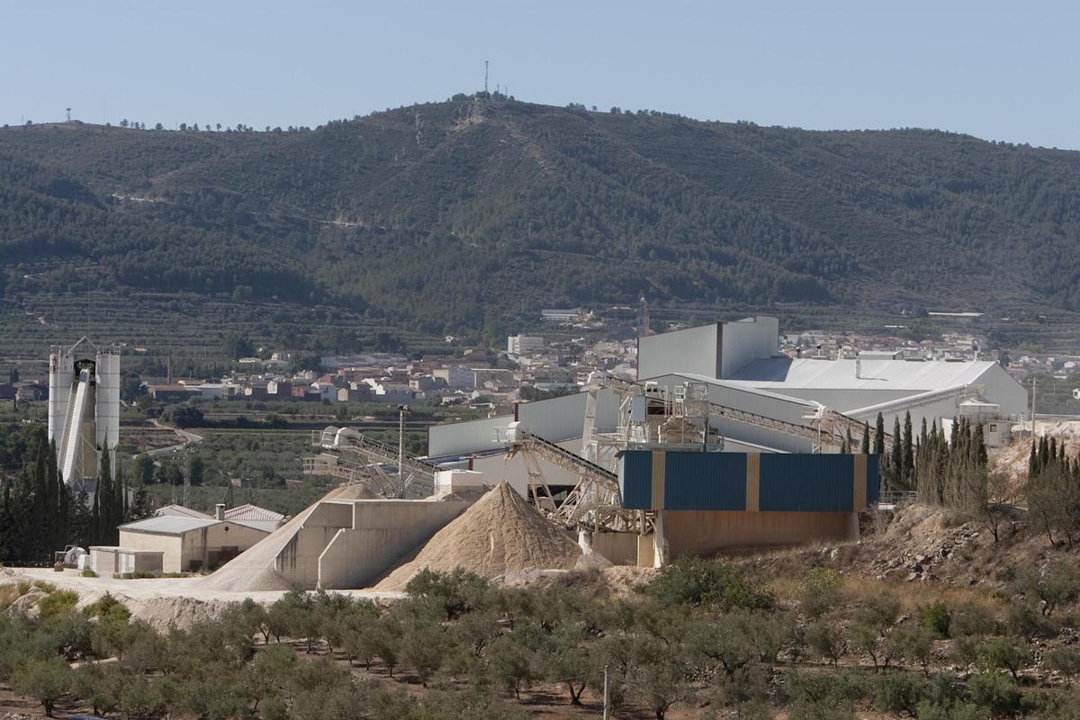 La cantera de Enguera en primer término, y en segundo el núcleo urbano.