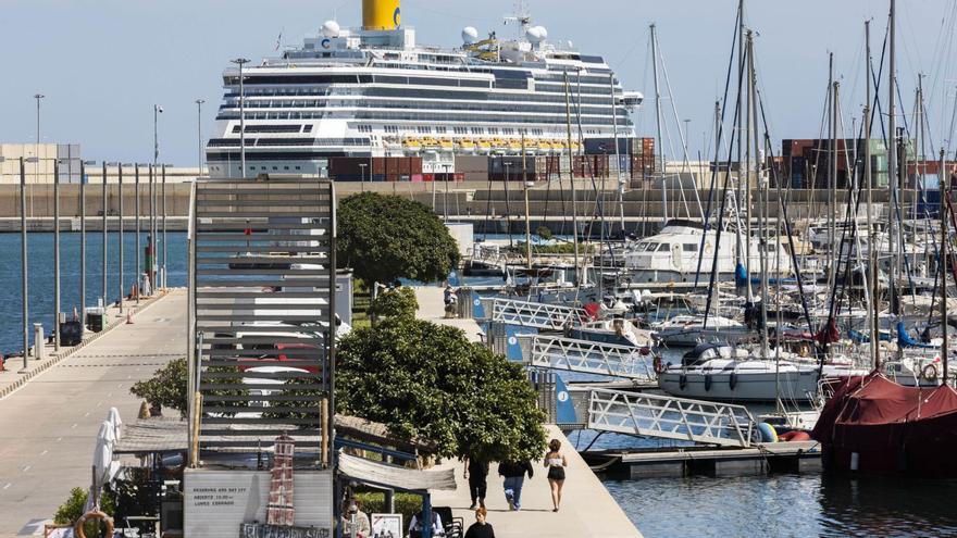 Buque de pasajeros atracado en el Puerto de València, el pasado mes de abril. | G. CABALLERO