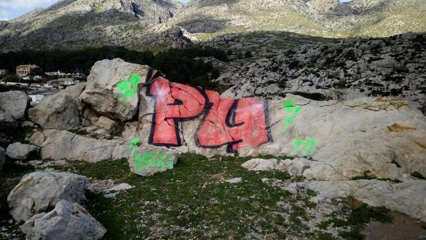 Una de las pintadas realizadas en los últimos días en el municipio de Pollença.