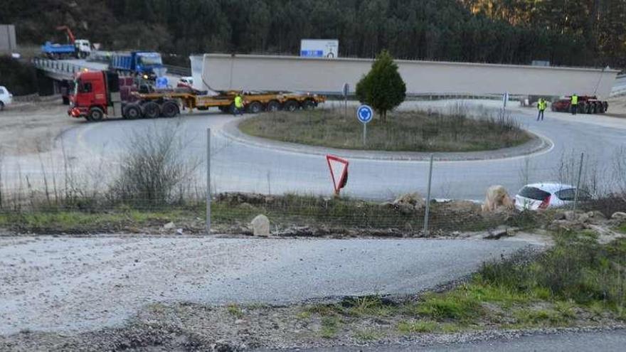 Traslado, ayer, de una de las vigas en la rotonda del enlace de Meira, para el desdoblamiento del viaducto da Fraga (al fondo). // Gonzalo N.