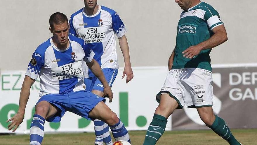 Antúnez conduce la pelota durante el reciente partido ante el Avilés en O Vao. // Ricadro Grobas