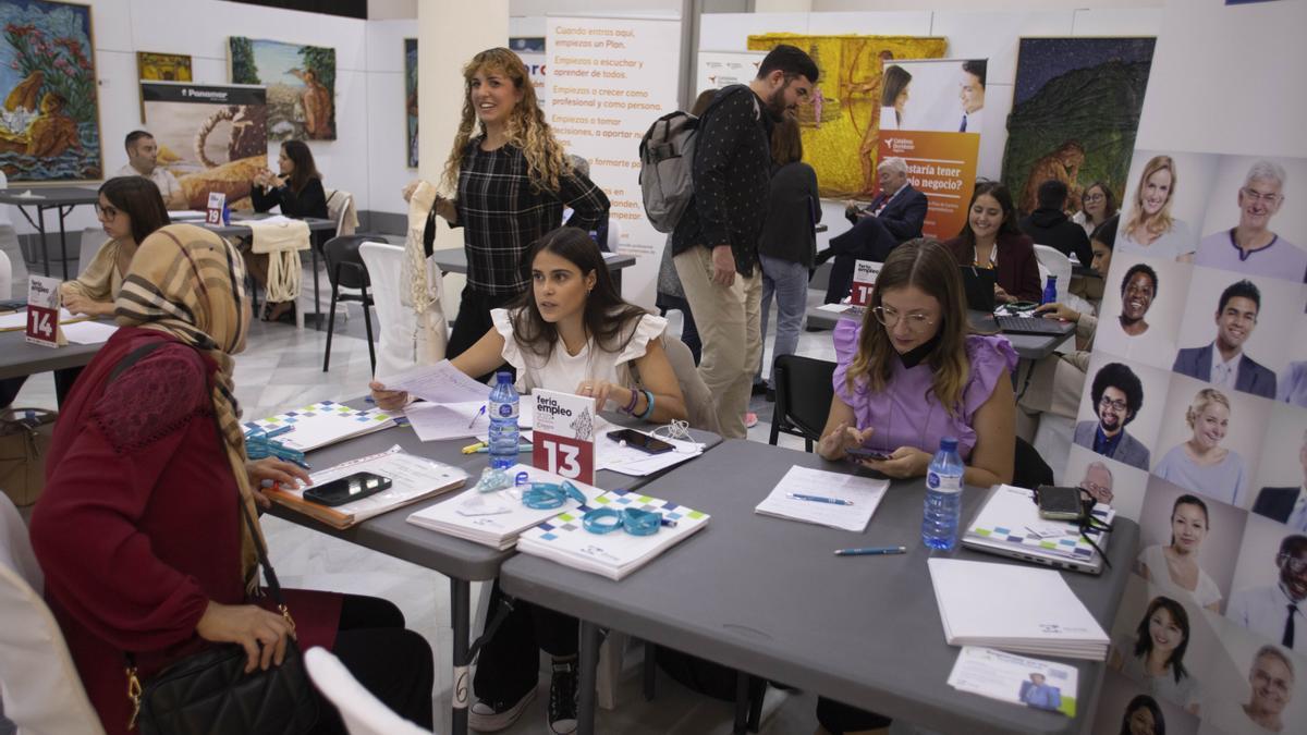 Participantes en las entrevistas de trabajo coordinadas en la Feria del Empleo de Xàtiva, hoy.