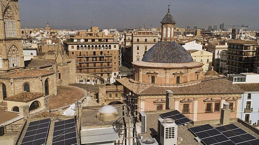 Vista panorámica de València, con las placas solares ubicadas en el edificio Punt de Ganxo.