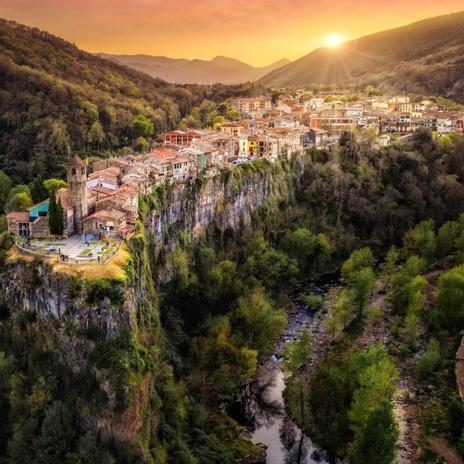 El curioso pueblo construido en la cima de una cantera de basalto activa: las casas de su casco antiguo están construidas con material volcánico