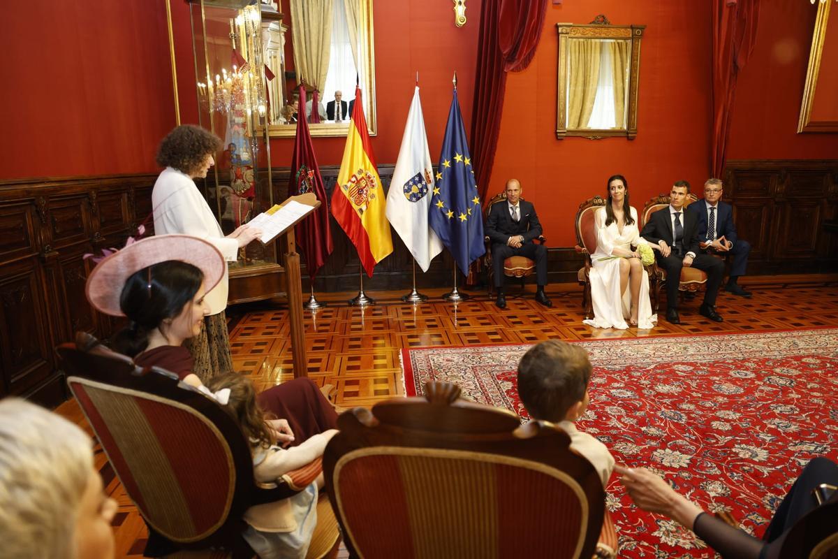 La alcaldesa de Santiago, Goretti Sanmartín, oficiando una boda civil en el Pazo de Raxoi.