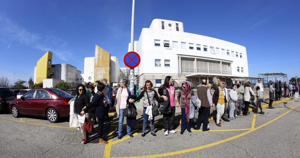 Más de dos mil personas participaron en un "abrazo" simbólico al recinto del Hospital.