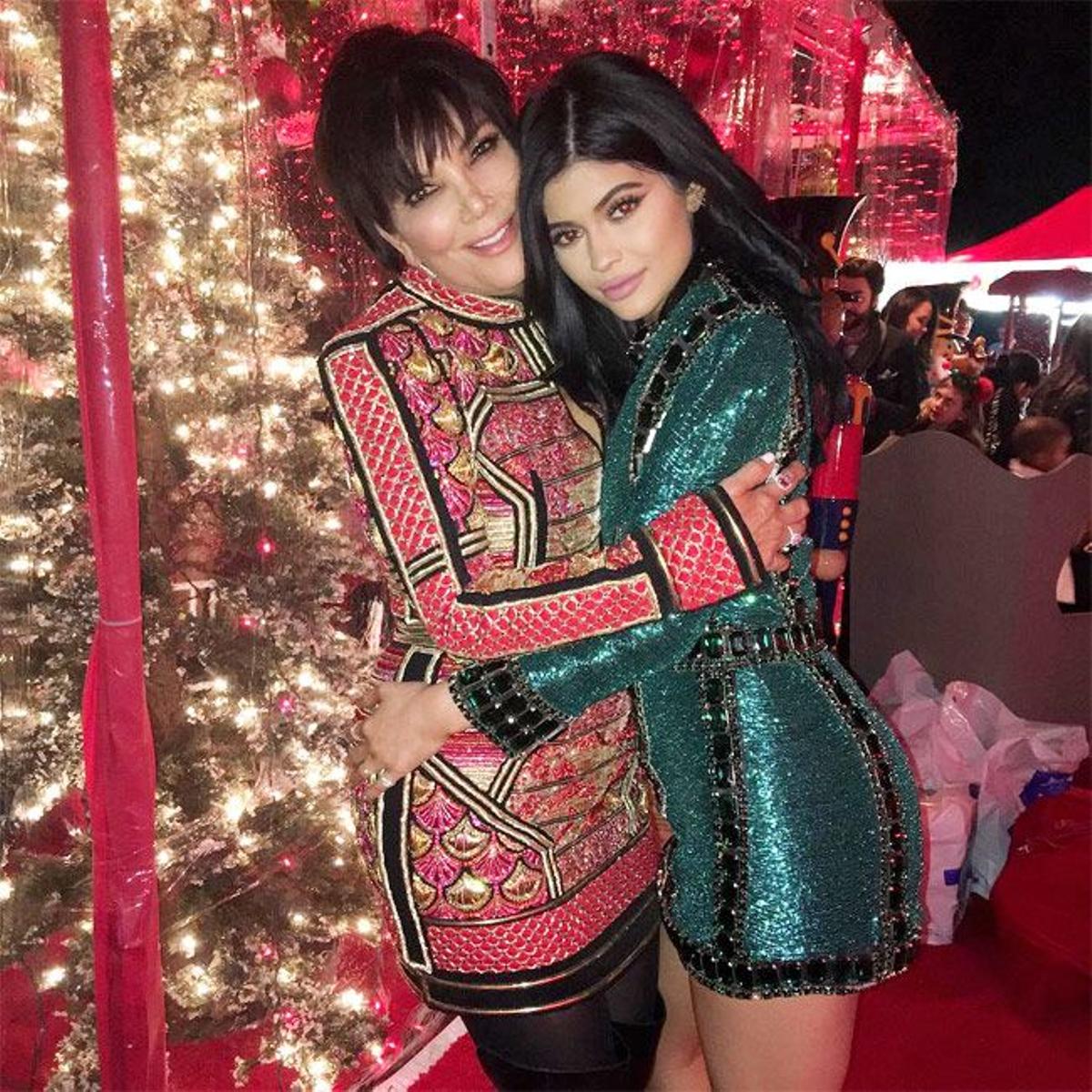 Kris Jenner y Kylie Jenner en la fiesta de navidad de 2015