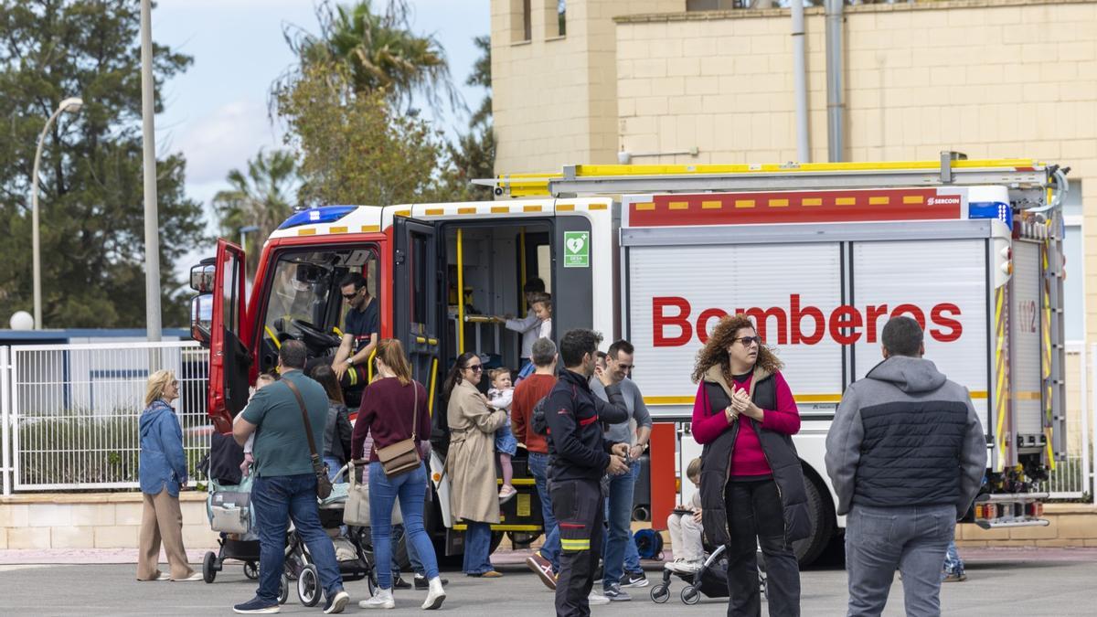 Un momento de la jornada de celebración en el parque de bomberos de Torrevieja