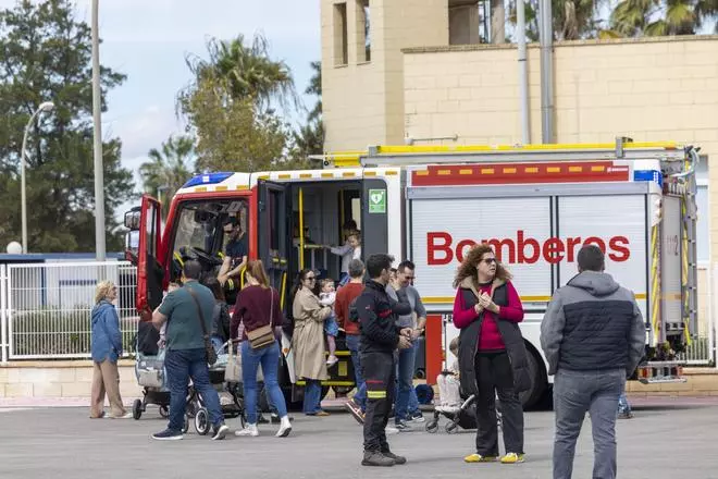 El parque de Bomberos de Torrevieja celebra el día de su patrón con varias exhibiciones y reconocimientos