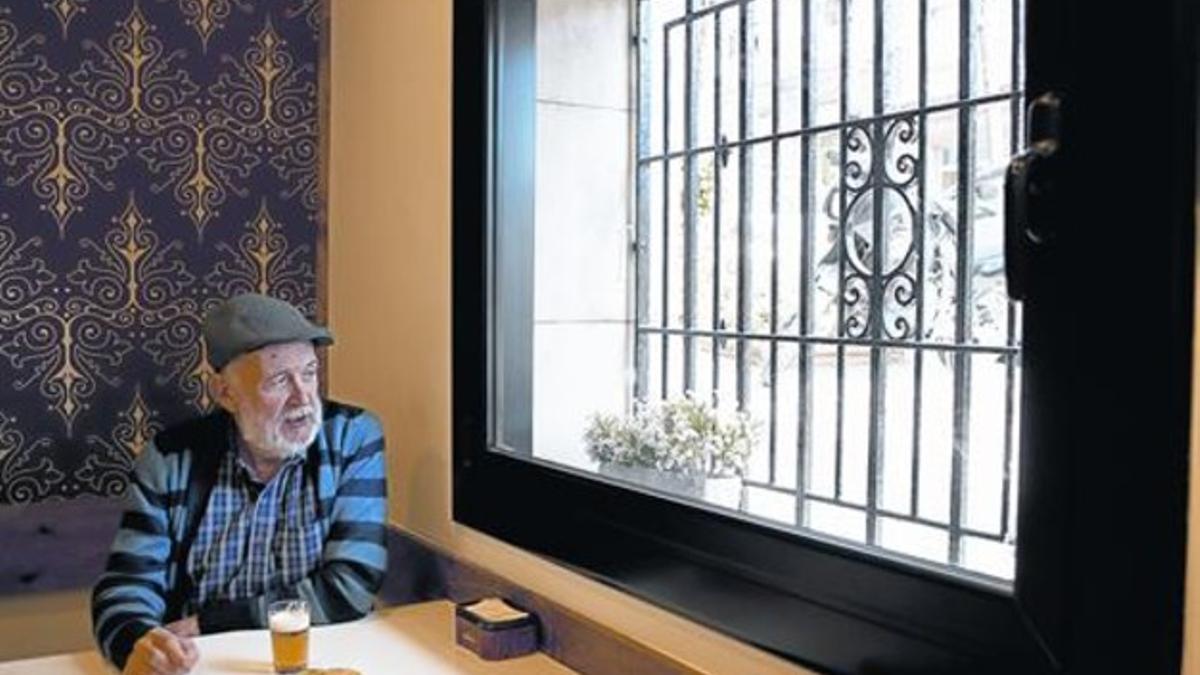 RICARD DE VARGAS alias 'El Llengües' y 'El Gafas', en el remodelado bar de Barcelona donde se reunía con Puig Antich.
