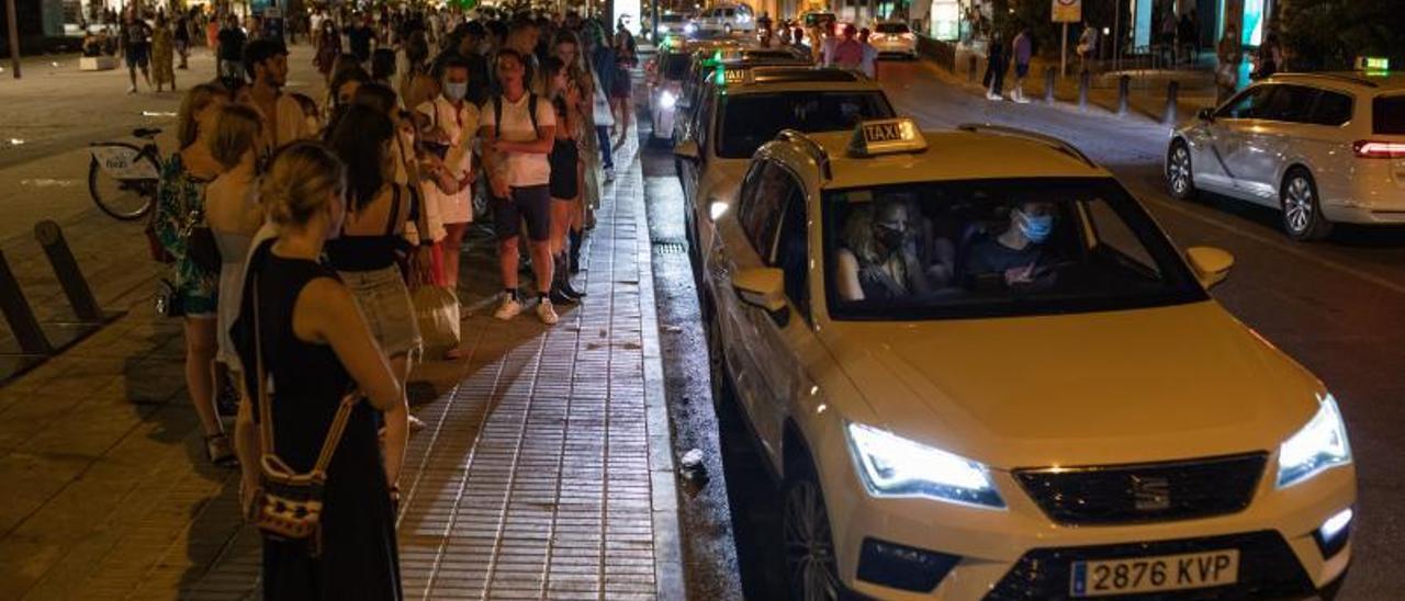 Una imagen de archivo de clientes y taxis en una parada de Eivissa.