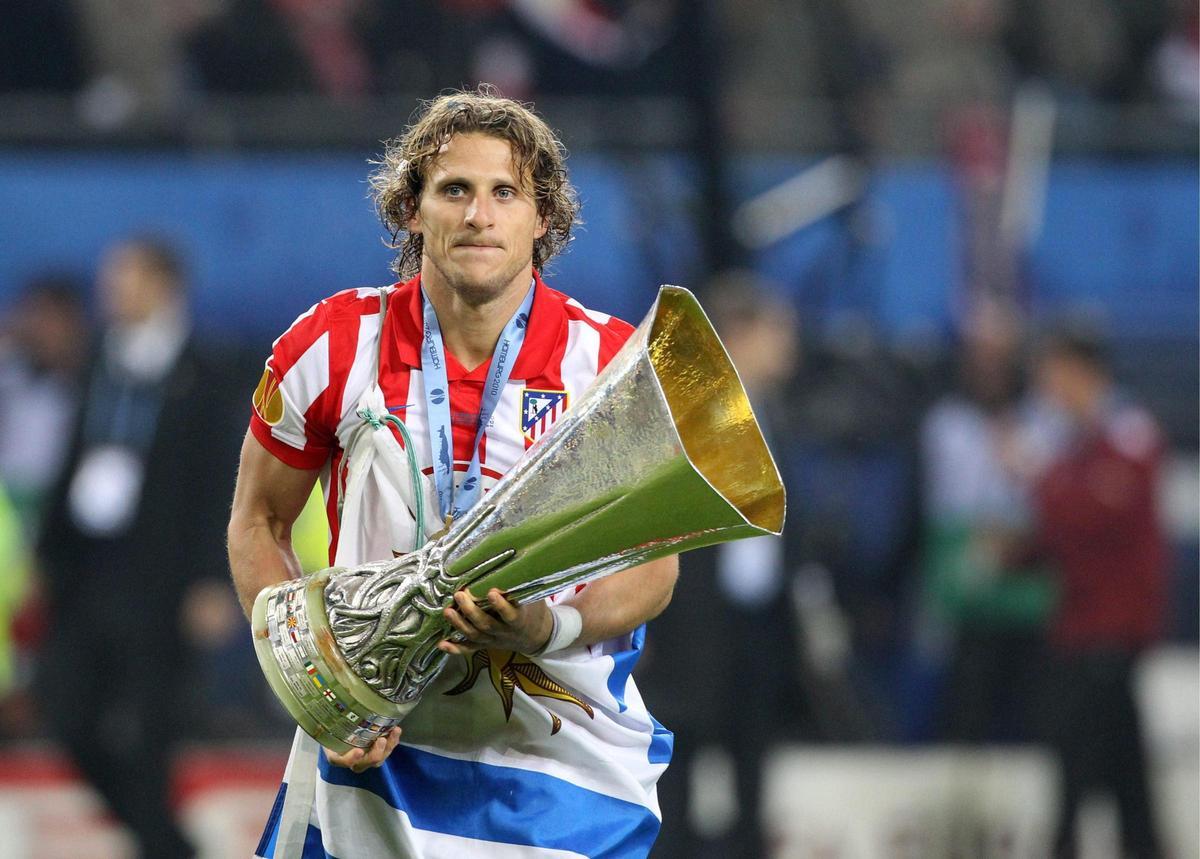 Diego Forlán, con la Europa League que logró para el Atlético.