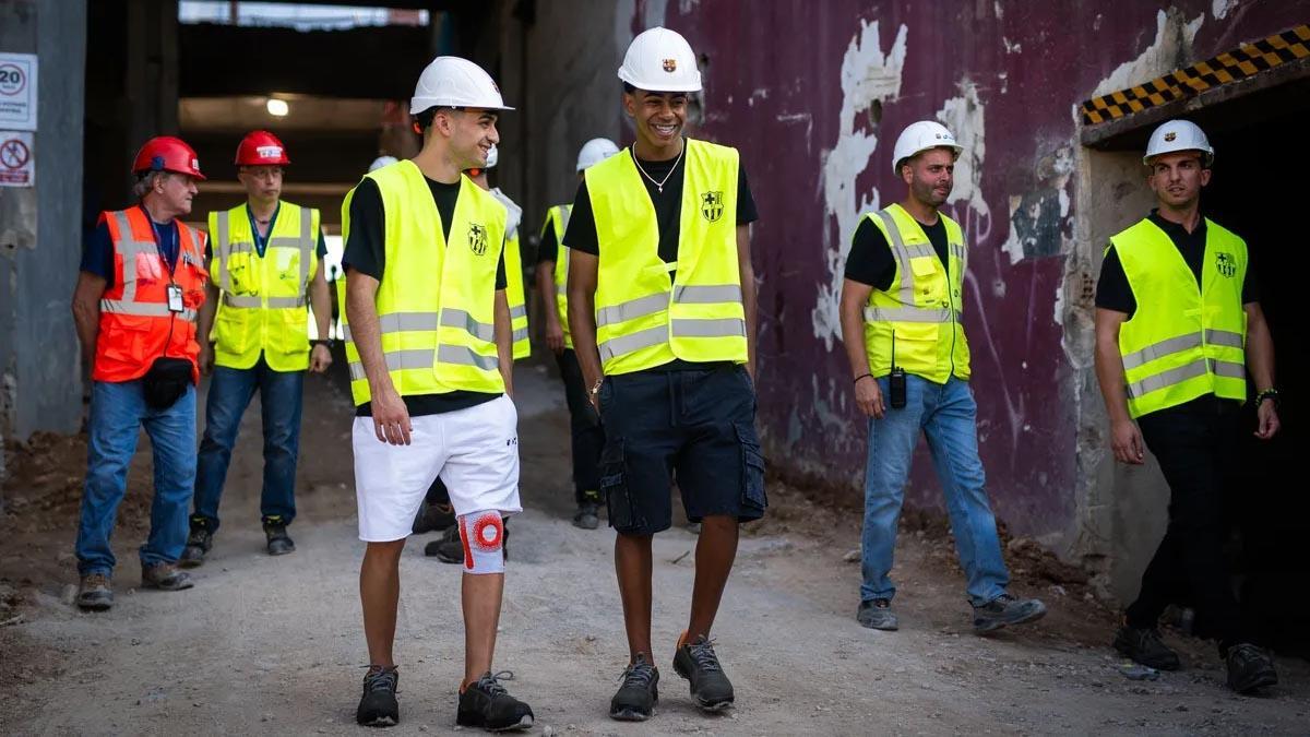 Laporta visita las obras del Spotify Camp Nou junto a Deco, Flick, Lamine Yamal, Gavi y Pedri