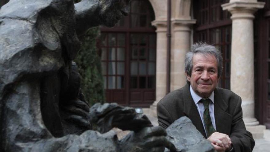 El artista Fernando Mayoral con una de las piezas exhibidas en el patio de la Diputación.