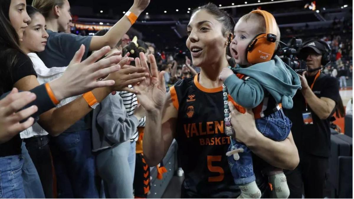 Cristina Ouviña con el pequeño Julen en el Roig Arena