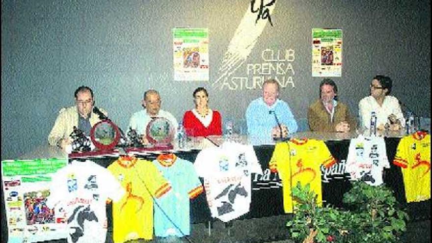 Por la izquierda, Fernando de Prada Tejedor, José Manuel García Álvarez, Carmen Sánchez del Río, Marcelino Álvarez, José Antonio Díaz Soto y Gerardo Antuña, en el Club Prensa Asturiana.