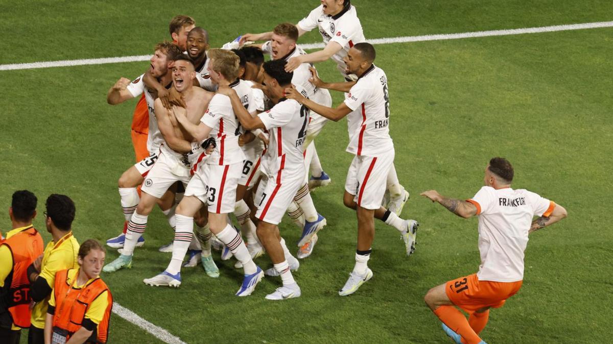 Los jugadores del Eintracht celebran el título de la Europa League tras la tanda de penaltis. |  // REUTERS