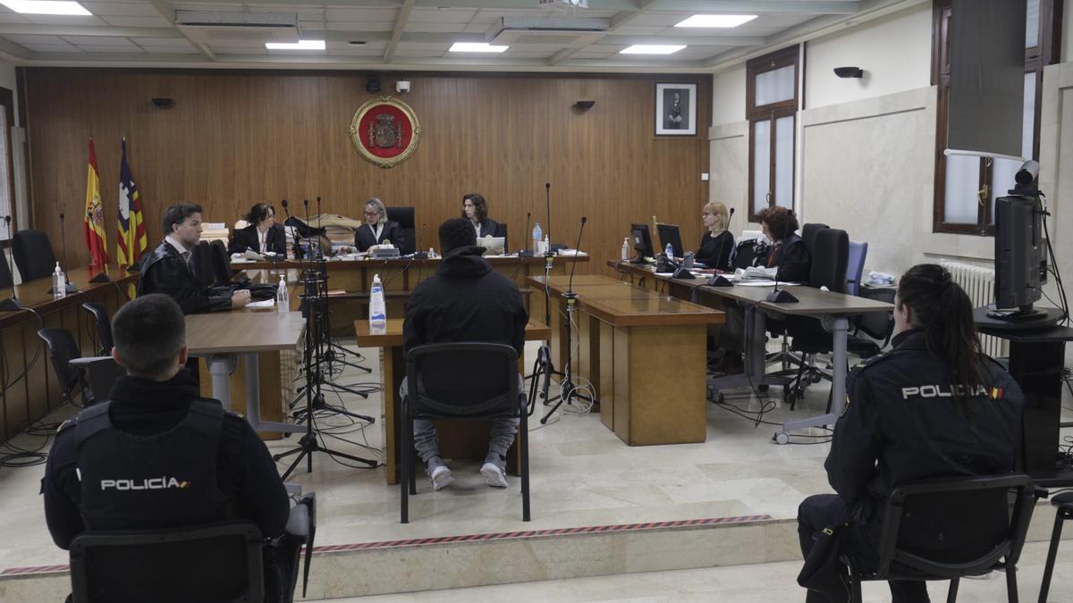 El acusado, durante el juicio por intento de violación en la Audiencia.