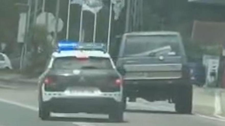 Un conductor embiste marcha atrás a un coche de la Policía Local de Salceda tras una persecución