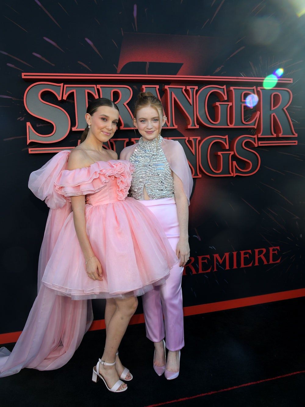 Millie Bobby Brown y Sadie Sink posan juntas en el preestreno de 'Stranger Things: 3'