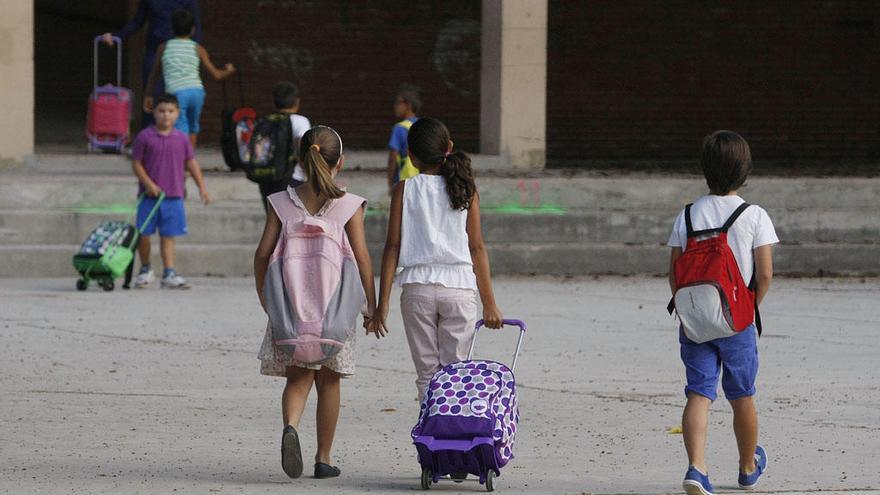 Niños entrando en un colegio de Málaga.