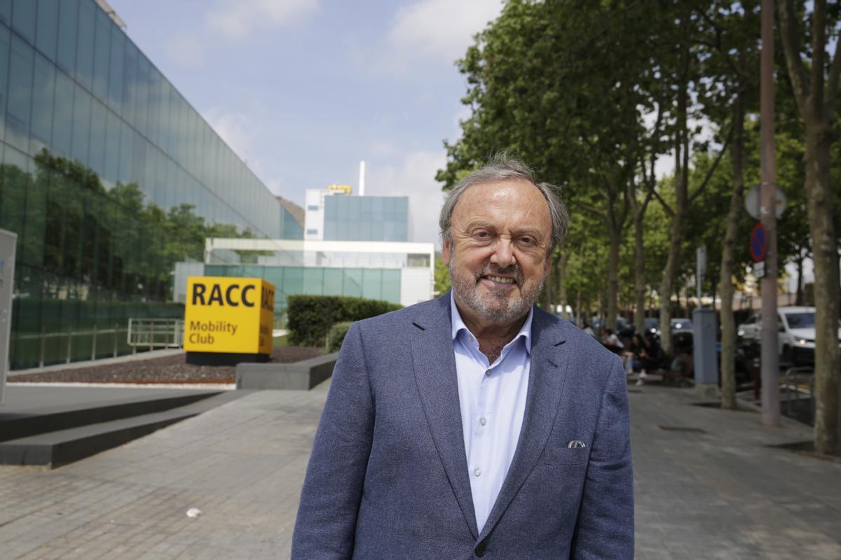 Mateu, junto a la sede del RACC.