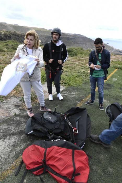 10-05-19 LAS PALMAS DE GRAN CANARIA. ZONA DE SALTOS PARAPENTE DE LOS GILES. LAS PALMAS DE GRAN CANARIA. Nardy Barrios en parapente.  Nardy Barrios se tira en parapente desde Los Giles junto a una persona que ganó un concurso. Fotos: Juan Castro  | 10/05/2019 | Fotógrafo: Juan Carlos Castro